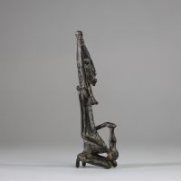 Ancien bronze Dogon, figurant un personnage agenouillé.  Mali . H : 20 cm