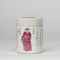 Chine, boîte couverte en porcelaine de la famille rose De forme cylindrique, à décor émaillé polychrome représentant une figure féminine debout tenant un linge, encadrée d’inscriptions en caractères chinois figures tirées du célèbre recueil Wu Shuang Pu (無雙譜)