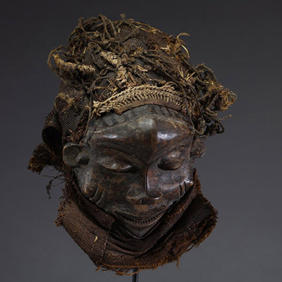 Afrique RDC - Masque Pendé en bois sculpté et fibres végétales, Congo RDC.