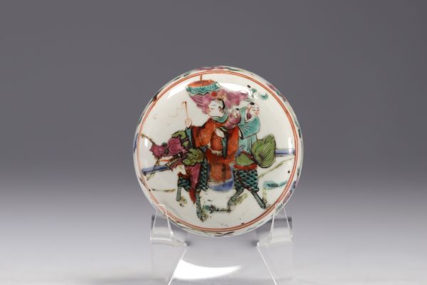 Chine - Boîte couverte en porcelaine de la famille rose.