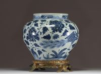China - Rare blue-white porcelain vase decorated with peacocks and peony flowers, bronze mounting, Ming period.