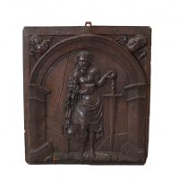 Panneau sculpté en chêne figurant saint Paul apôtre et martyr debout sous une arche architecturée. Deux têtes d’anges en fort relief ornent les écoinçons supérieurs travail flamand, probablement fin XVIe - début XVIIe siècle