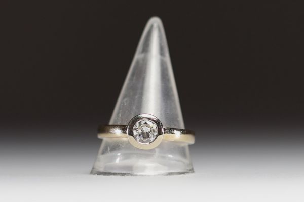 18k yellow gold ring, HSI2 round brilliant-cut diamond weighing +/- 0.75 ct, metric 63 finger, certificate.