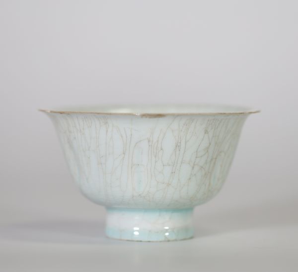 CHINE, PROBABLEMENT DYNASTIE QING, DANS LE STYLE GE YAO Bol en porcelaine céladon craquelé.