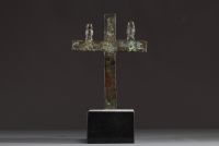 Afrique RDC - Christ en bronze à patine nuancée surmonté de deux personnages de part et d'autre de la croix.