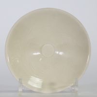 Bol en porcelaine à décor moulé sous couverte blanc laiteux Chine, dynastie Song (960–1279).