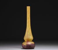 DAUM Nancy - Vase soliflore dans des tons de jaune et de violet, signé.
