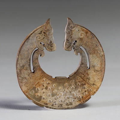 Chine - Pendentif en jade sculpté patiné, dynastie Huang.