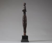 Afrique RDC - Chasse mouche / sceptre Bakongo en bois sculpté, Congo RDC, début XXème.