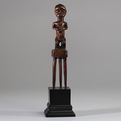 Peigne Luba, RD Congo, bois, patine sombre. H : 17 cm