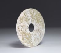Chine - Disque Bi en jade altéré sculpté vert clair à décor de dragons, Royaume Combattants, dynastie Han.