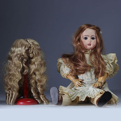 JUMEAU - Poupée porcelaine n°8, bouche ouverte, en habits d'origines.