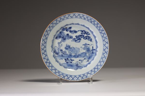 Chine - Assiette en porcelaine blanc bleu à décor de paysan et de buffle, Qianlong, XVIIIème.