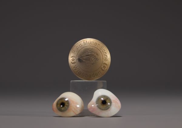 Müller Söhne Wiesbaden - Petite boite contenant deux prothèses oculaires (yeux de verre).