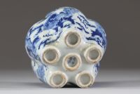 Chine – Vase en porcelaine à décor bleu et blanc de lions bouddhiques dans les nuages