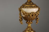 Imposante pendule et candélabres Louis XVI en bronze doré ciselé et marbre blanc.