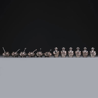 Chine - Ensemble de douze salières en argent massif à décor de dragons, début XXème.