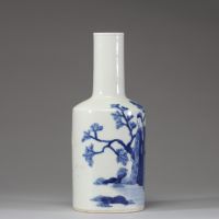 Chine – Vase bouteille en porcelaine bleu blanc, décor de lettrés et d’un dignitaire accompagné de son cheval, sous les pins et les nuages stylisés, marque double cercle sous la base, période Qing, XI