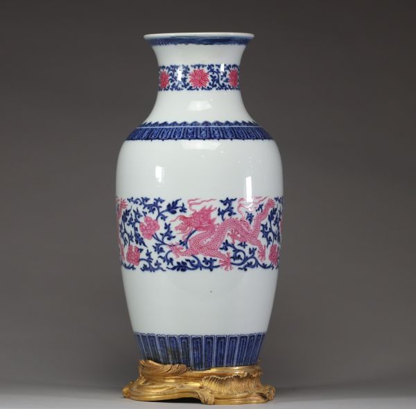Chine - Vase en porcelaine famille rose à décor de dragons impériaux roses et frise bleu, monté en bronze doré, marque apocryphe Qianlong