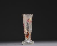 Cristallerie Émile GALLÉ - Vase givré et émaillé à décor de mûres, signé à la roulette sous la pièce.