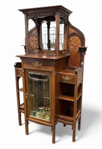 Vitrine Art Nouveau en bois clair, paire de panneaux latéraux sculptés de pommiers de part et d'autre d'un miroir, porte vitrée et poignées en laiton, vers 1900.