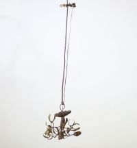 Lustre en bronze peint, figurant une branche de gui stylisée aux fines feuilles nervurées et enroulées autour de la structure centrale. Travail décoratif de qualité, typique des productions françaises des années 1920, rappelant les compositions florales d’Henri Fournet ou les ateliers de Nancy.