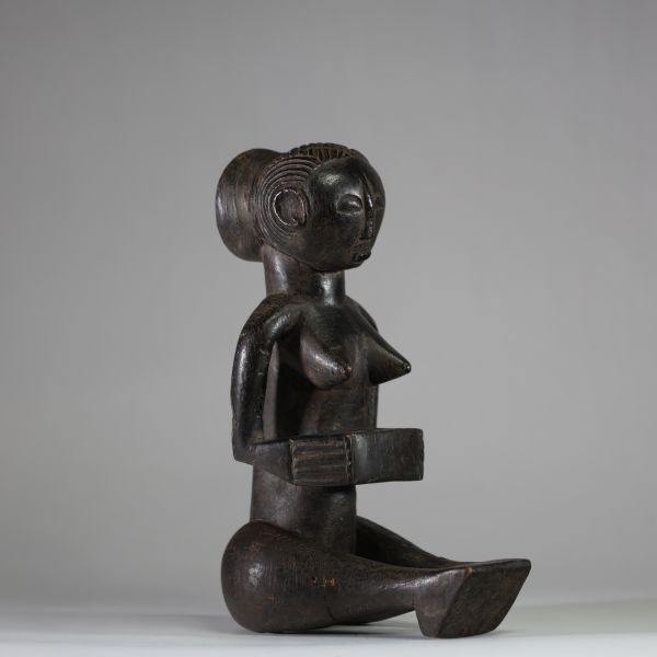 Porteuse de coupe Mboko Luba, RD Congo. Bois relativement léger. Forme résolument moderniste avec une coupe rectangulaire. Patine sombre. H : 35 cm. Collecté sur site par A.S., St Idesbald, début des années 1950