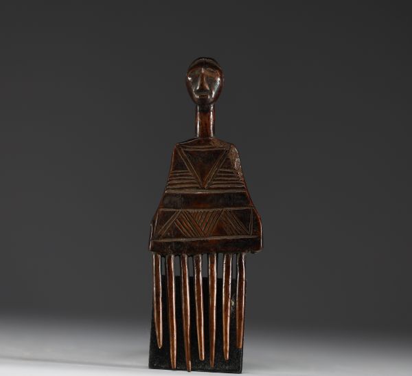 Afrique RDC - Peigne Luba/Songye en bois sculpté.