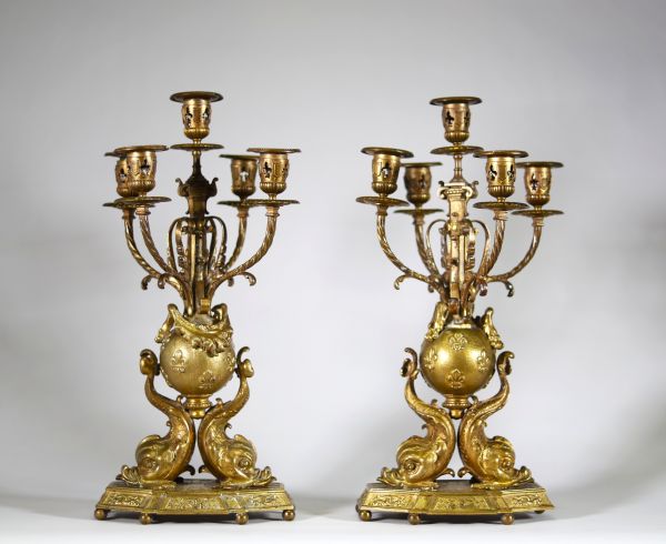 Paire de candélabres aux dauphins en bronze doré, époque Napoléon III Cinq bras de lumière – Décor néo-baroque  Version simple : Paire de candélabres en bronze doré à cinq bras de lumière, riche décor