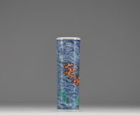Chine - Petit vase rouleau en porcelaine polychrome à décor de maison traditionnelle, de vagues et d'oiseaux, marque au bleu, époque XIXème.