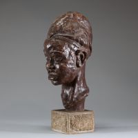Paul SERSTÉ (1910-2000) - Tête africaniste, sculpture en terre cuite patinée sur socle en marbre, signée.