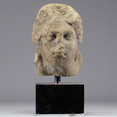 Fragment d'une ancienne sculpture en marbre 