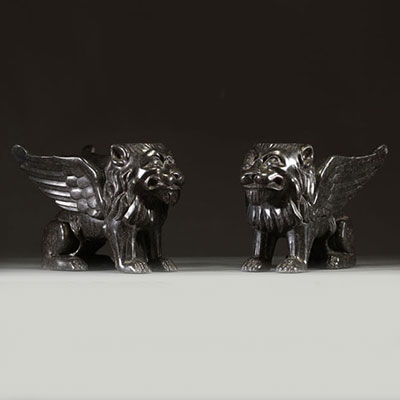 Paire de Lions de Venise en pierre sculptée, socles ou éléments de cheminée (?) 