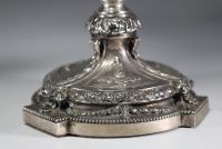 Imposante paire de candélabres Louis XVI à sept points lumineux en argent massif, poinçons au lion et poinçon 800.