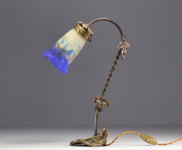 Lampe Art Nouveau, tulipe Muller, pied en bronze à décor de feuilles de vigne et d'un lézard.