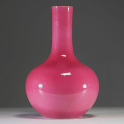 Chine - Vase bouteille en porcelaine monochrome à glaçure rubis, période République.