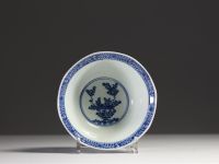 Chine - Bol polylobé en porcelaine blanc bleu à décor floral, marque et époque Kangxi.