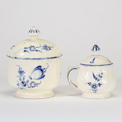 Lot composé de deux petits contenants en faïence fine émaillée blanche à décor bleu cobalt, produits par les ateliers de Boch Frères à Luxembourg à la fin du XVIIIe ou au début du XIXe siècle.