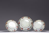 Chine - Ensemble de trois assiettes en porcelaine polychrome à décor Imari.