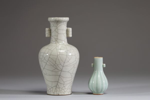 Chine - Ensemble de deux vases, un en porcelaine blanche à glaçure de type ge et un en porcelaine à glaçure céladon, période Qing.