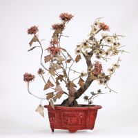 CHINE, FIN XVIIIe – DÉBUT XIXe SIÈCLE Paire de compositions florales en pierres dures dans des pots en laque cinnabar sculptée