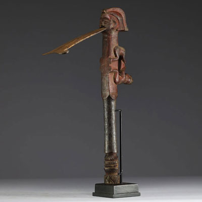 Afrique RDC - Herminette Mbala figurative en bois sculpté, lame divisée en deux boucles.