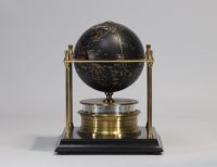 'The Royal Geographical Society World Clock' - Arthur IMHOF Pendule globe terrestre en métal laqué noir et métal doré avec une plaque de laiton d'identification
