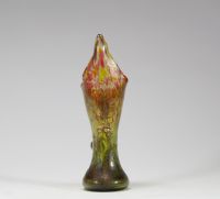 Émile Gallé – Rare vase à applications en verre émaillé, signé à la pointe « Cristallerie Gallé Nancy », première période de l’artiste Exceptionnel petit vase en verre, à décor végétal en relief appliqué et rehaussé d’émail polychrome, caractéristique des toutes premières œuvres d’Émile Gallé à Nancy. Le vase présente une forme élancée et nervurée, surmontée d’un col pointu. Décor d’orchidées styl