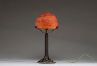Edgar BRANDT (1880-1960) & DAUM Nancy - Lampe champignon, abat jour en verre marmoréen, pied en métal forgé et martelé, signée.