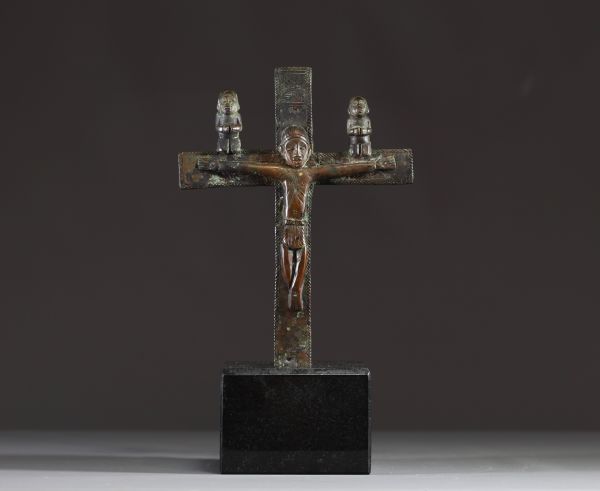 Afrique RDC - Christ en bronze à patine nuancée surmonté de deux personnages de part et d'autre de la croix.