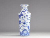 Vase en porcelaine de chine en blanc et bleu à décor de dragons à cinq griffes d'époque Qing (清朝)