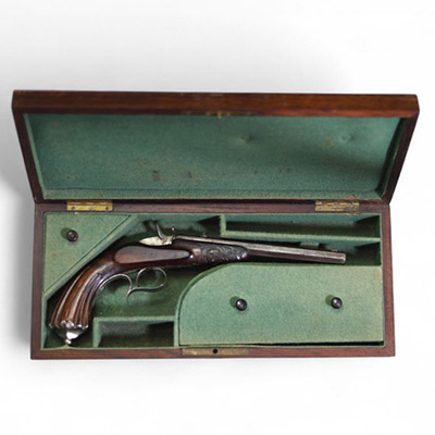 Pistolet de tir de type Flaubert, canon octogonal ciselé, crosse en noyer, XIXème, en coffret.