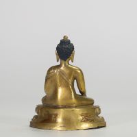 STATUETTE DE BOUDDHA SHAKYAMUNI EN BRONZE DORÉ Tibet, XIXe siècle Bronze doré, ciselé, laque noire.