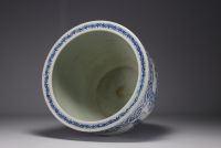 Chine - Imposante vasque en porcelaine blanc bleu à décor de guerriers, d'époque XIXème.